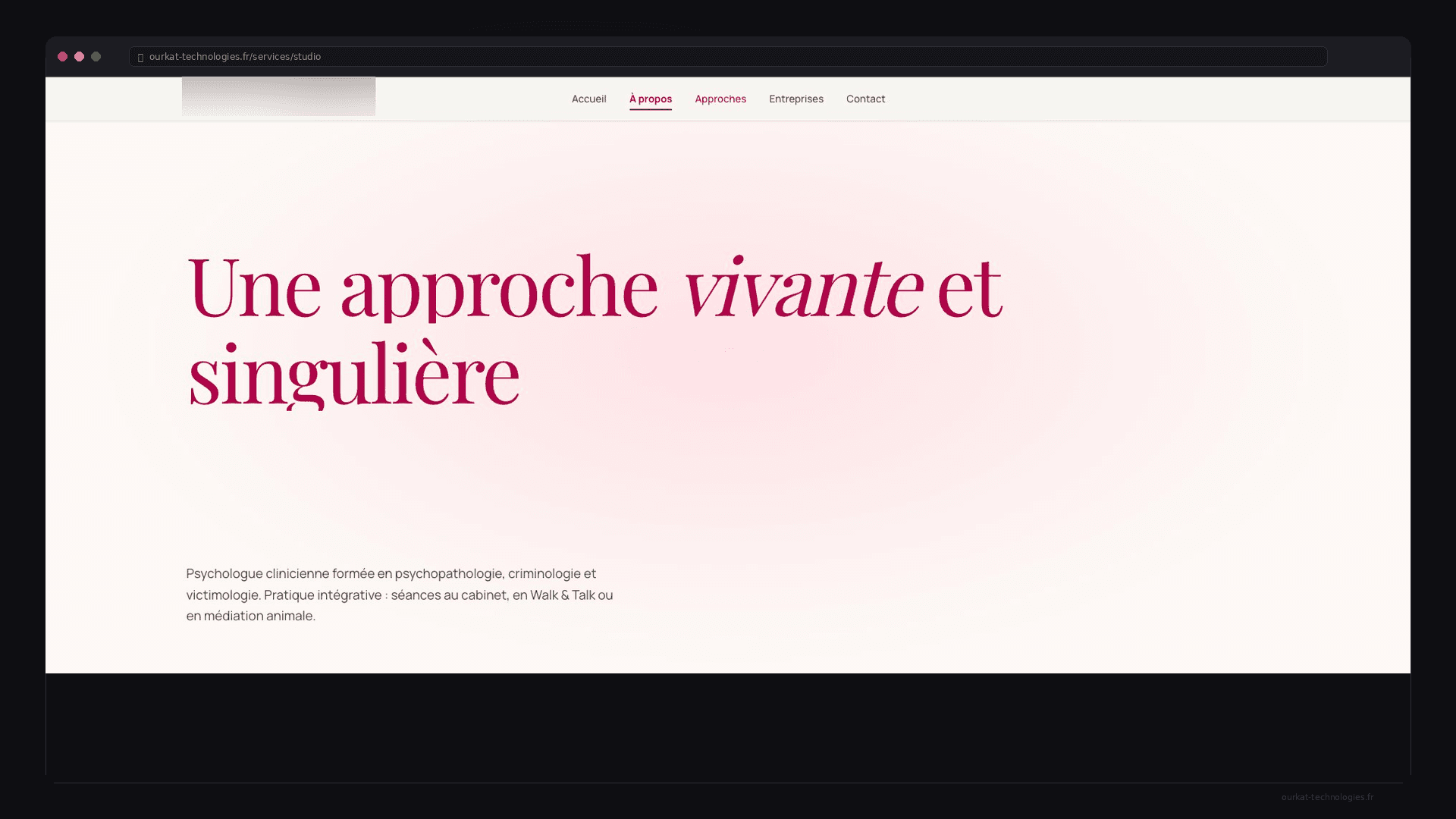 Site web réalisé pour une psychologue clinicienne, page d'accueil avec ton rose et typographie soignée